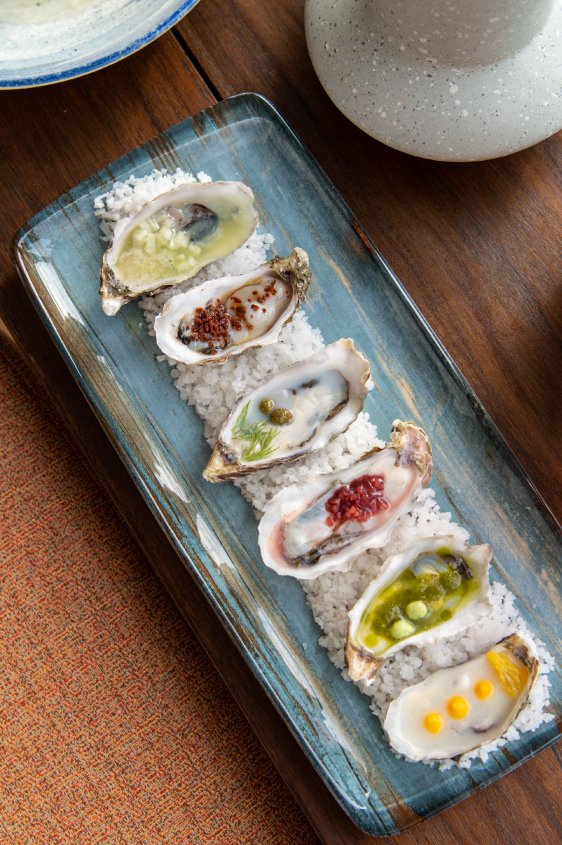 6 pieces of fresh oysters with an assortment of garnishes